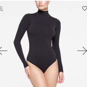 SKIMS | ESSENTIAL MOCK NECK LONG SLEEVE BODYSUIT